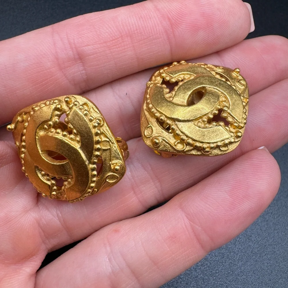 LOT 1413 24K gold plated CHANEL vintage clip on earrings